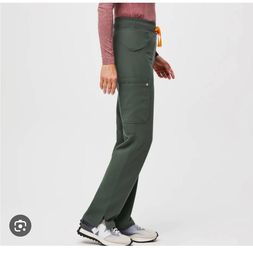 FIGS women's Moss Kade T™ - Petite Cargo Scrub
Pants - L - Petite / Moss